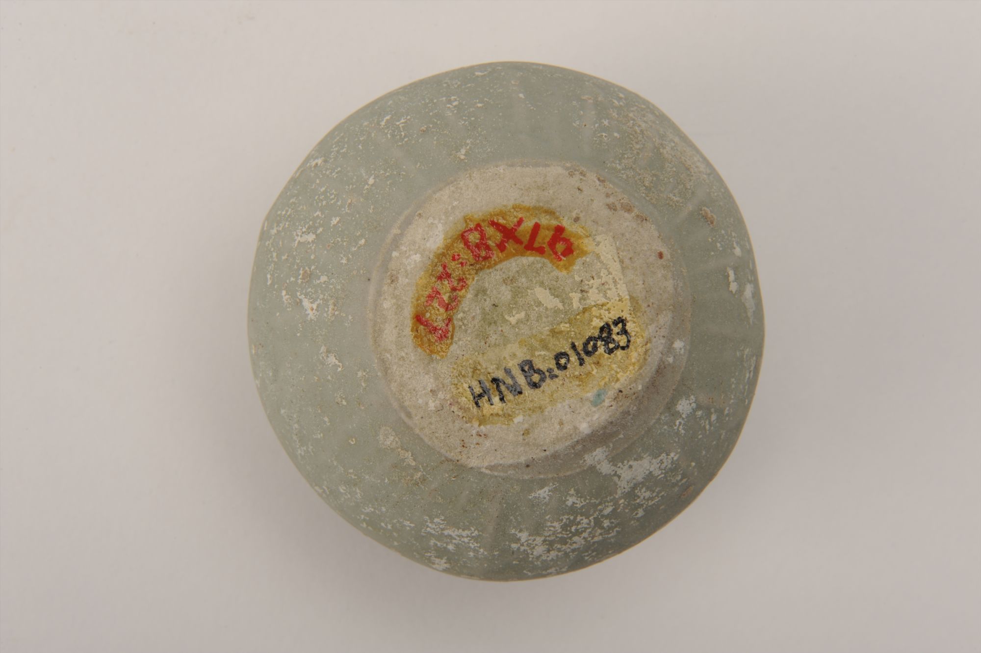 元代青釉印花双耳小口瓷罐