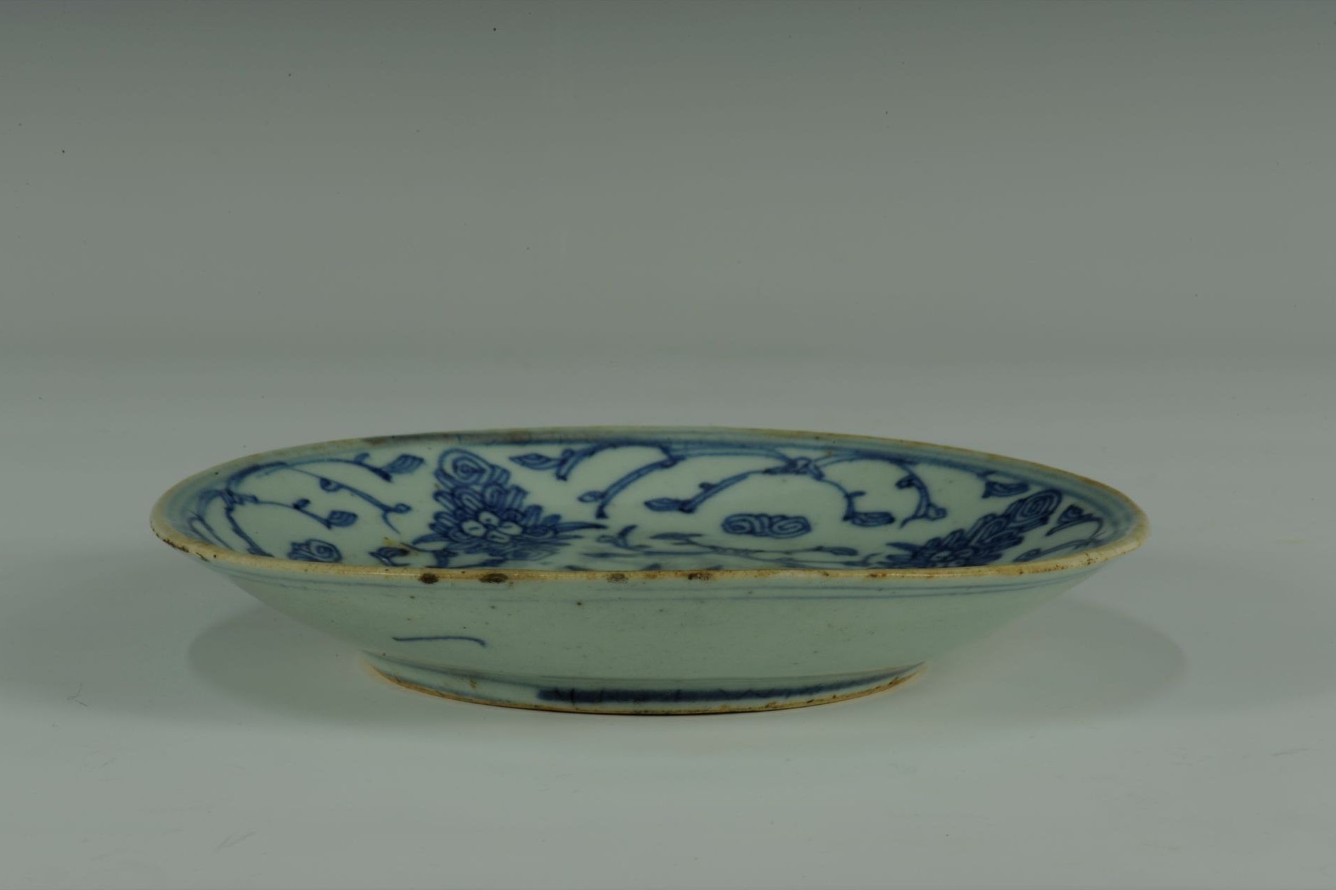 明代晚期青花花卉纹瓷盘