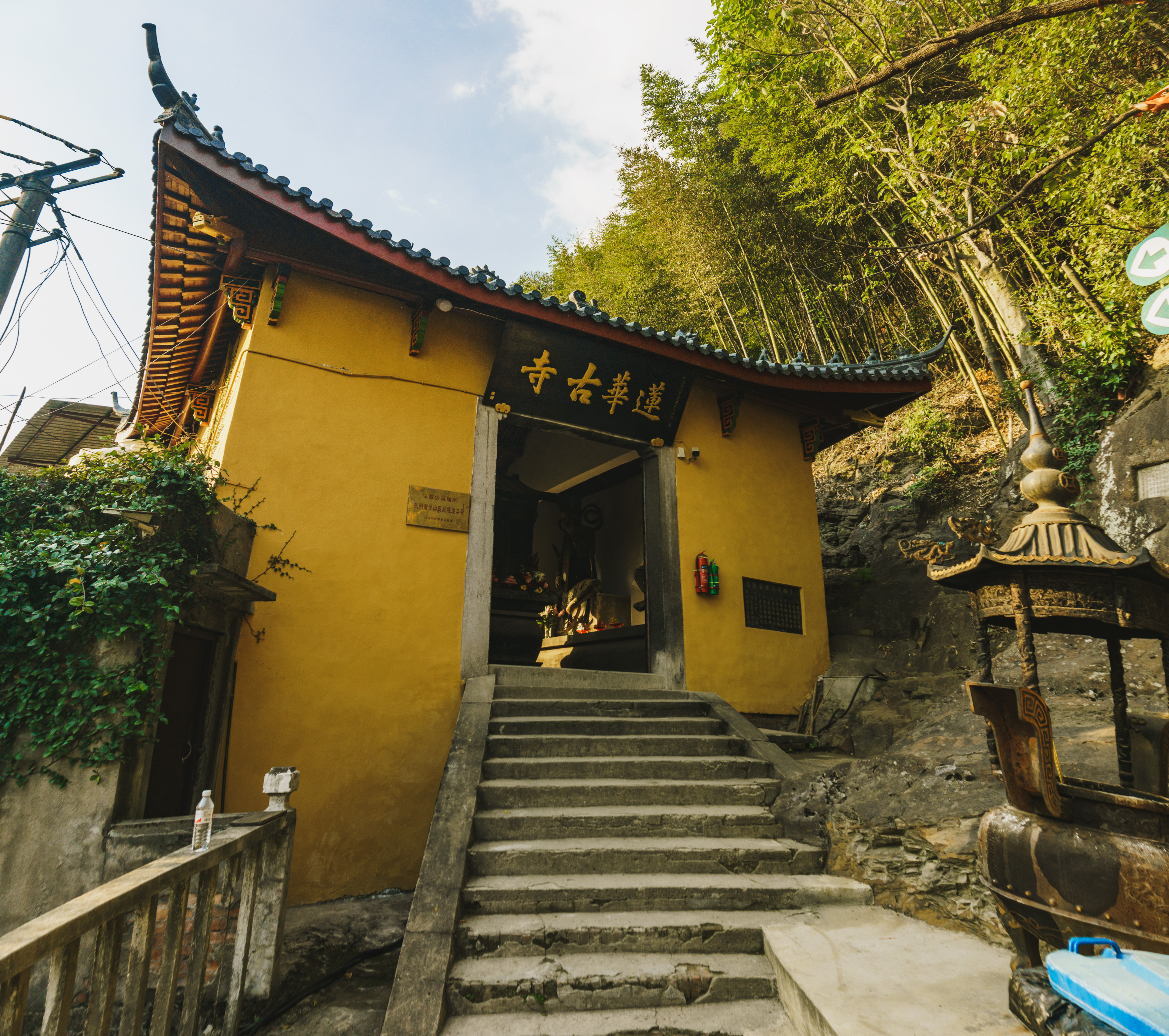  p>莲华寺,旧称莲花庵,又名老虎洞,位于浙江省萧山市 a target="