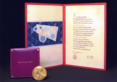 楊振寧諾貝爾物理學獎章及證書（現藏於香港中文大學）