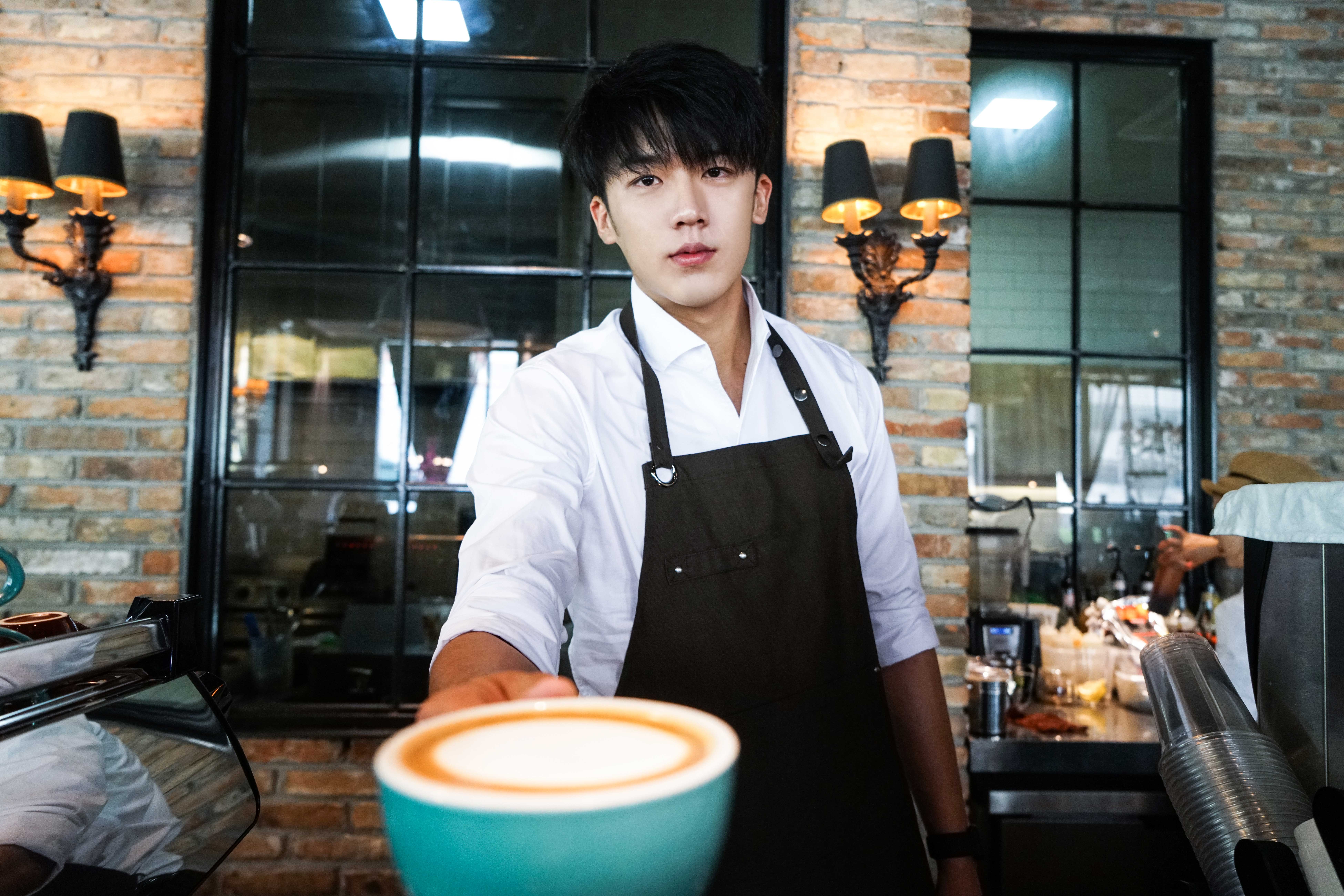  p>卢东旭,1998年8月24日出生于河北省,中国内地