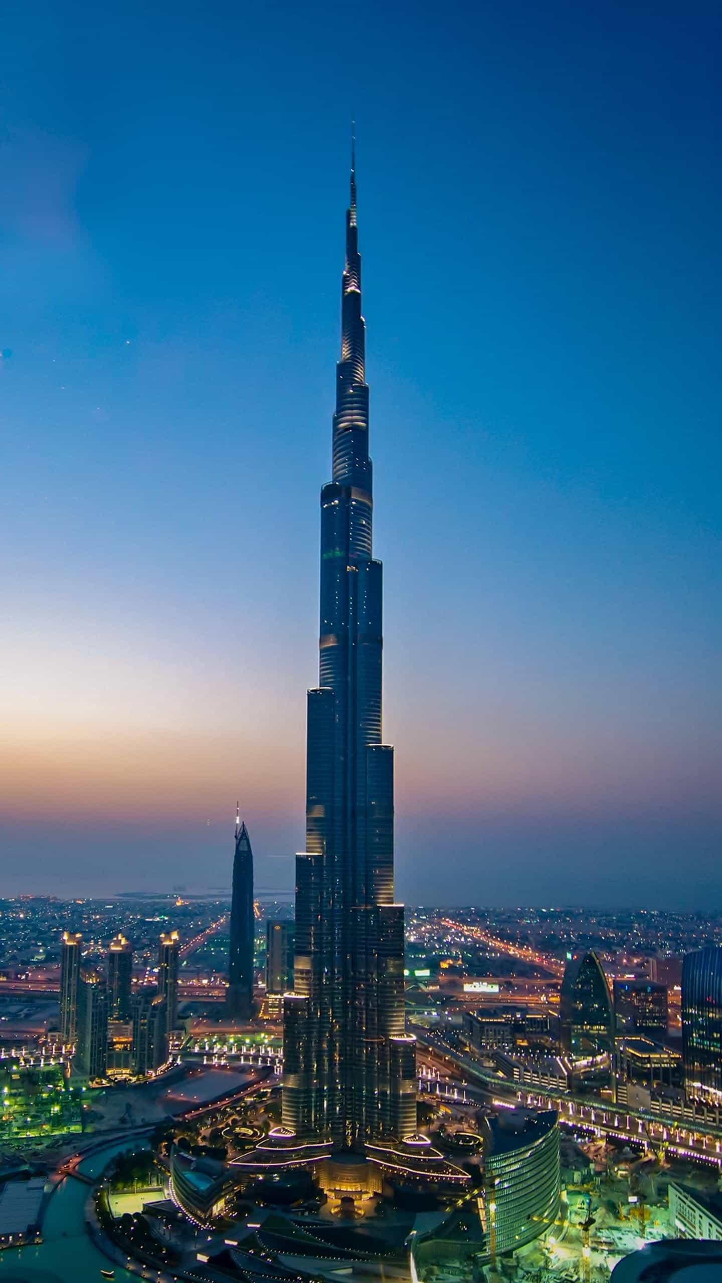  p>哈利法塔 i>(阿拉伯文:                    ,拉丁化:burj khalifa
