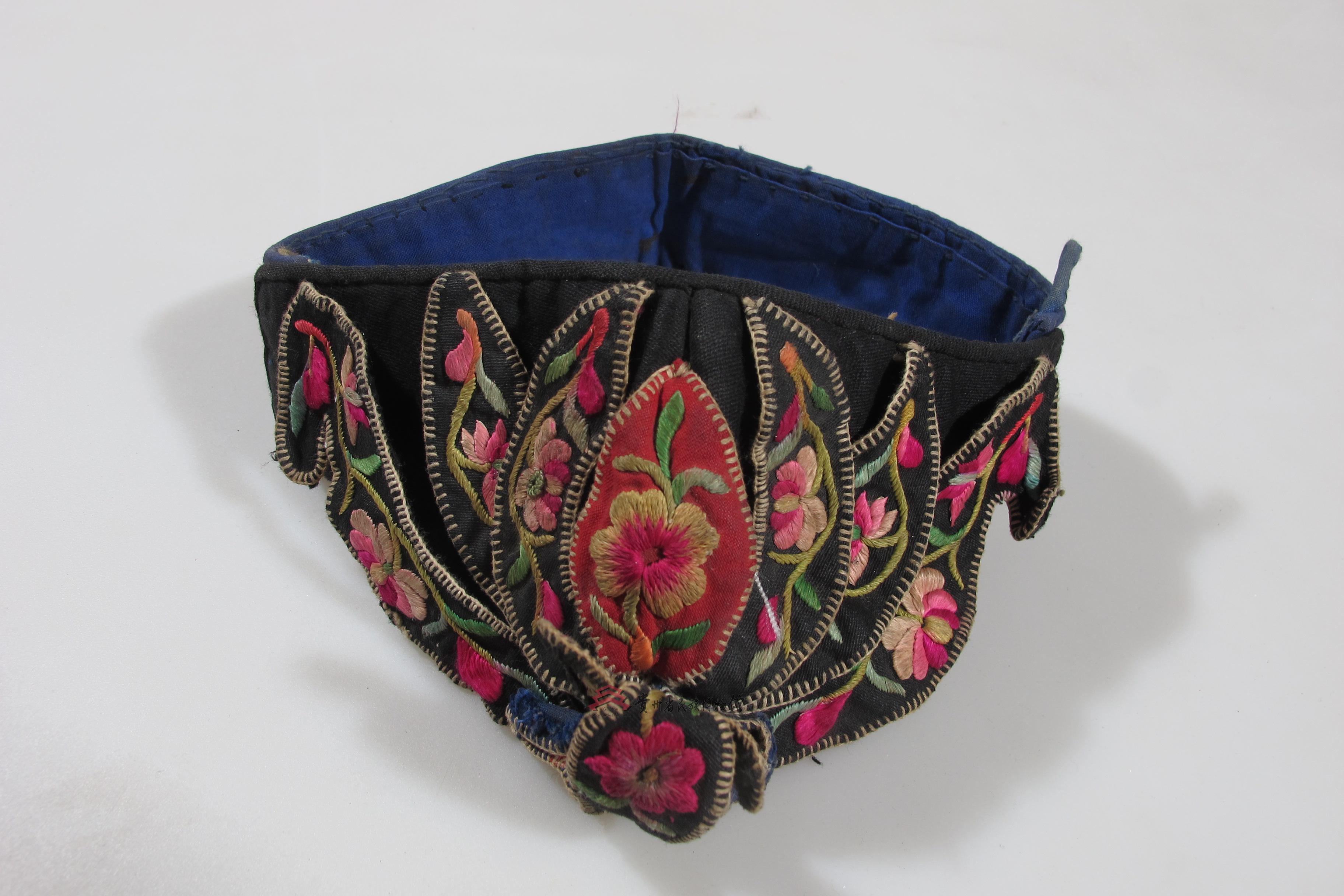 当代报京侗族平绣花草纹童帽