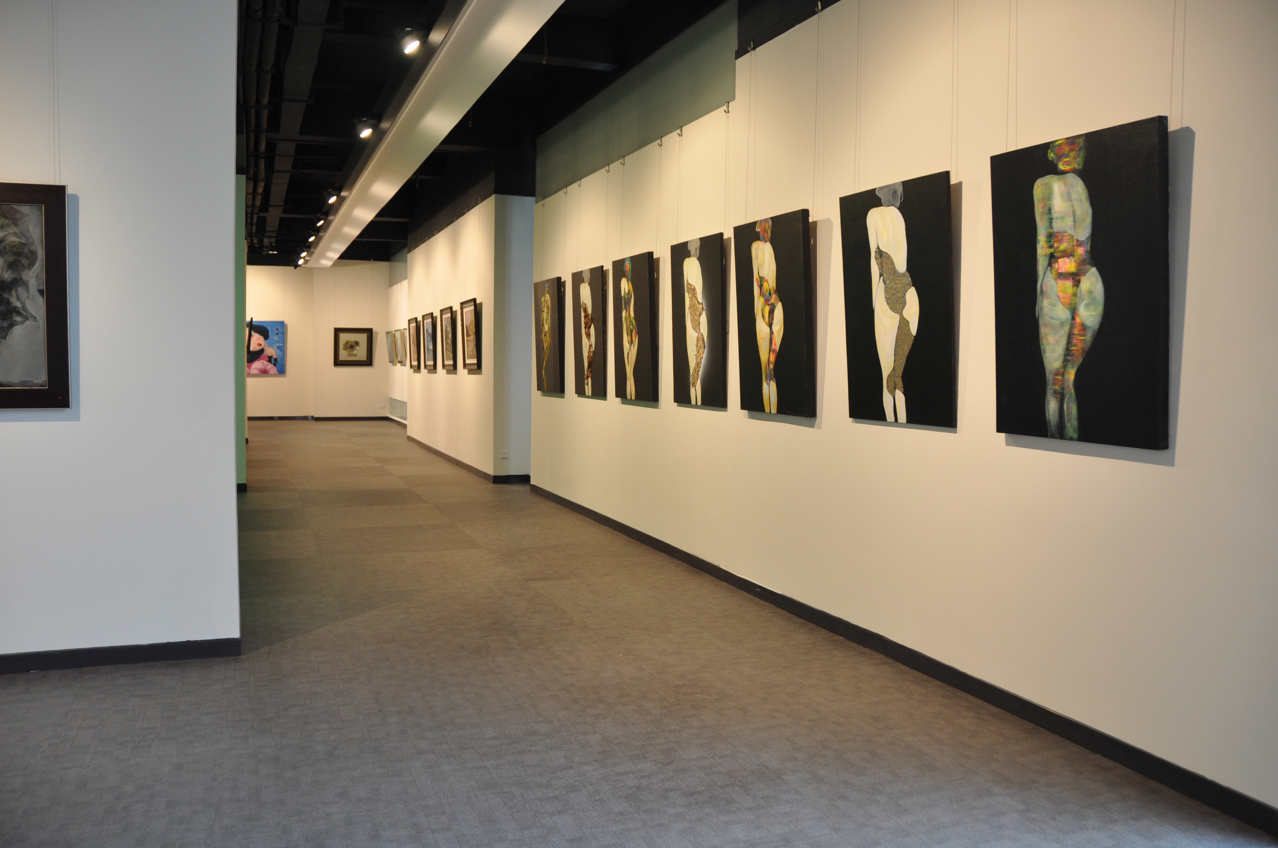 了了阁画廊(了了·艺术传播机构)1999年成立于四川成都,为经营原创