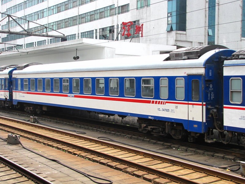 蓝色涂装的中国铁路客运列车