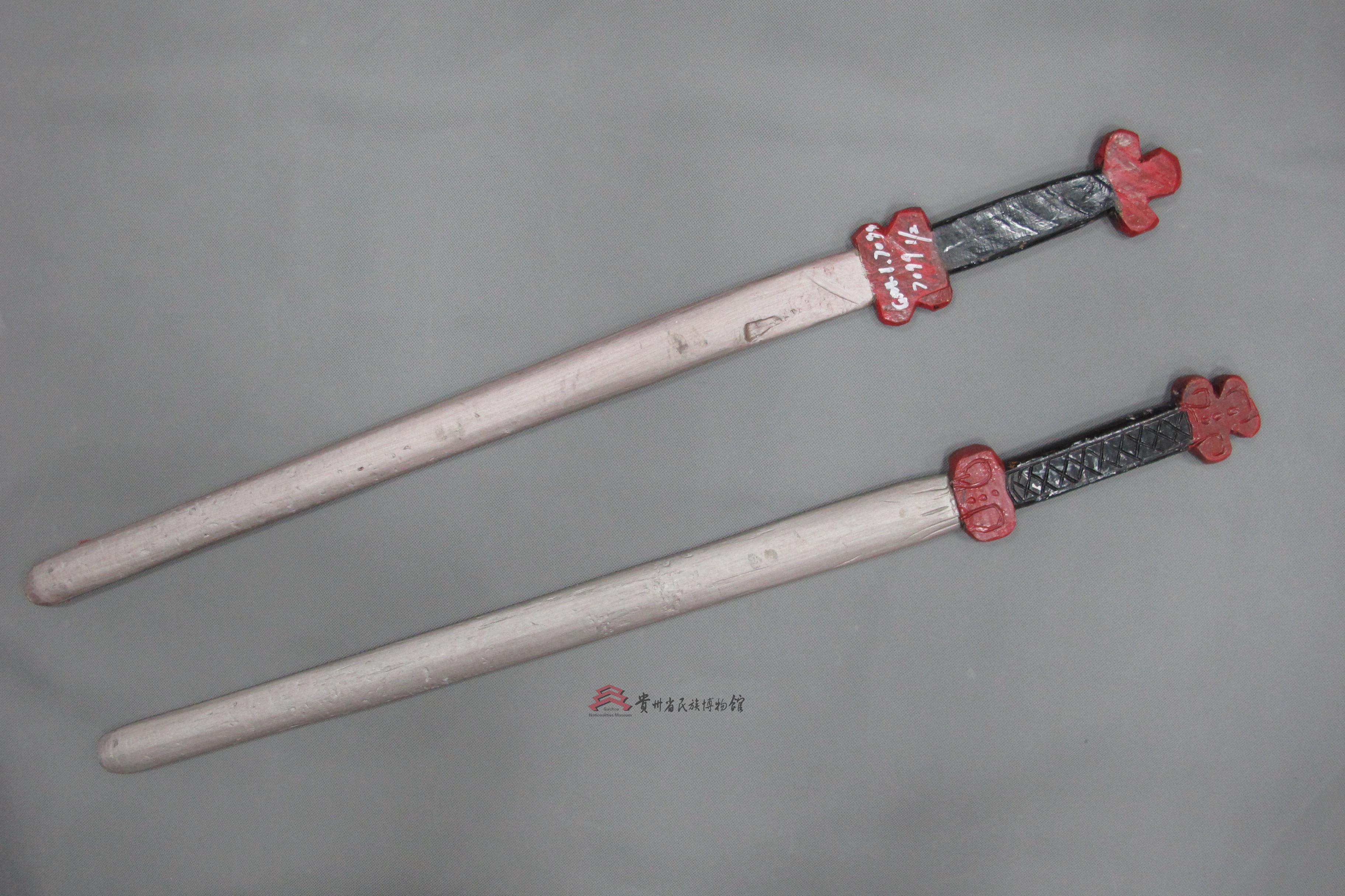 当代安顺地戏道具雌雄双股剑