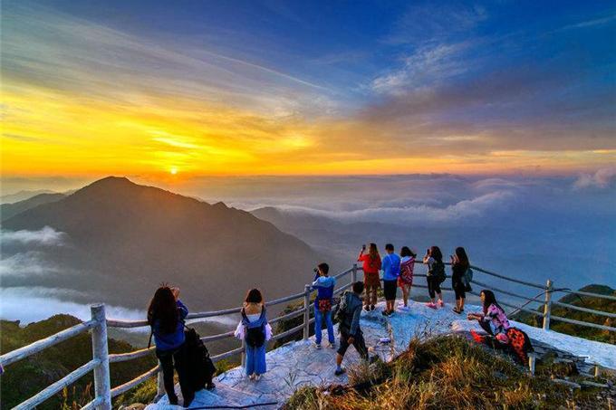 data-id="gnzl3fr6wn">金子山,又称南粤小华山,位于广东省清远市连山