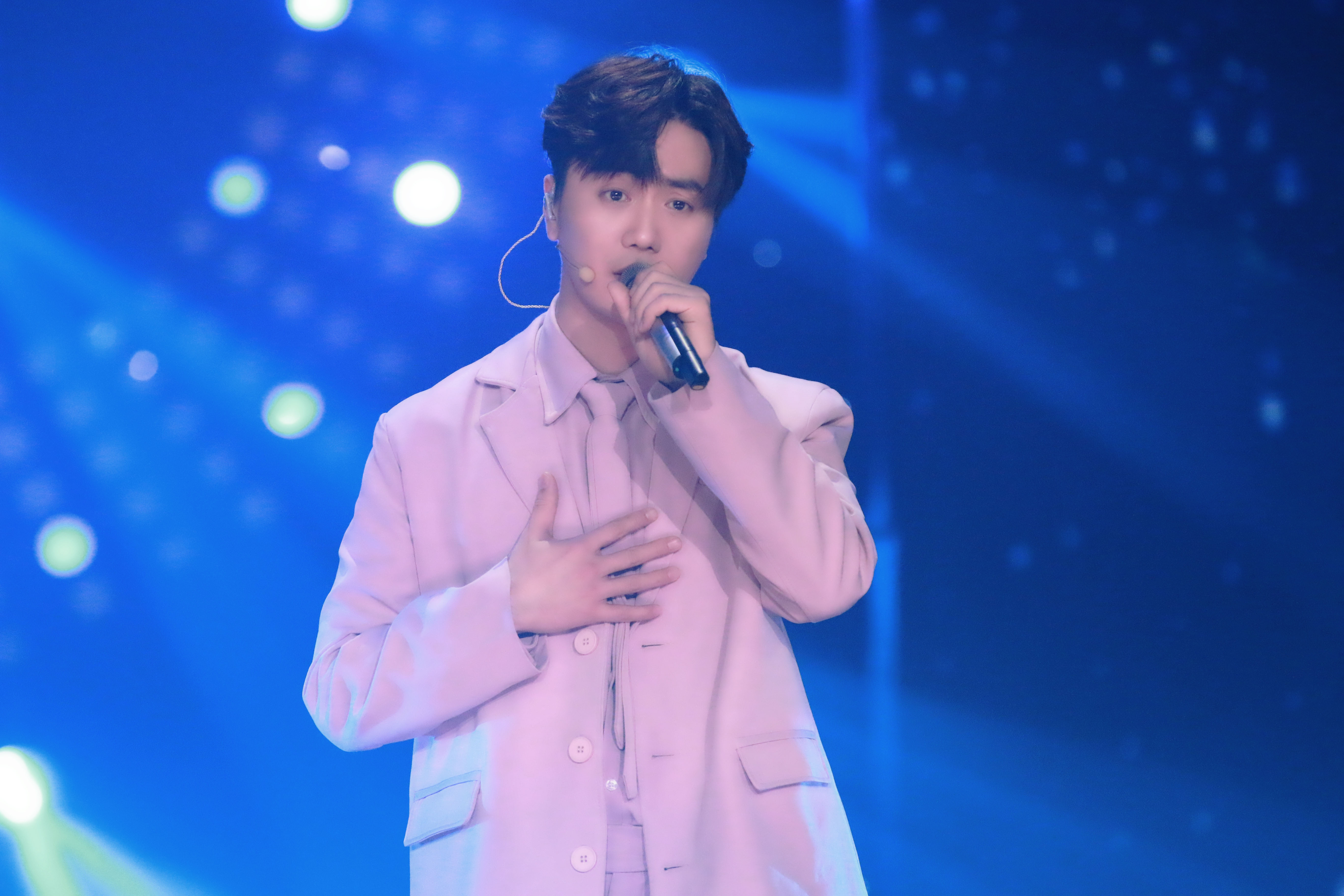 i6rjc">陆虎,1986年4月24日出生于河南省周口市,中国内地流行乐男歌手