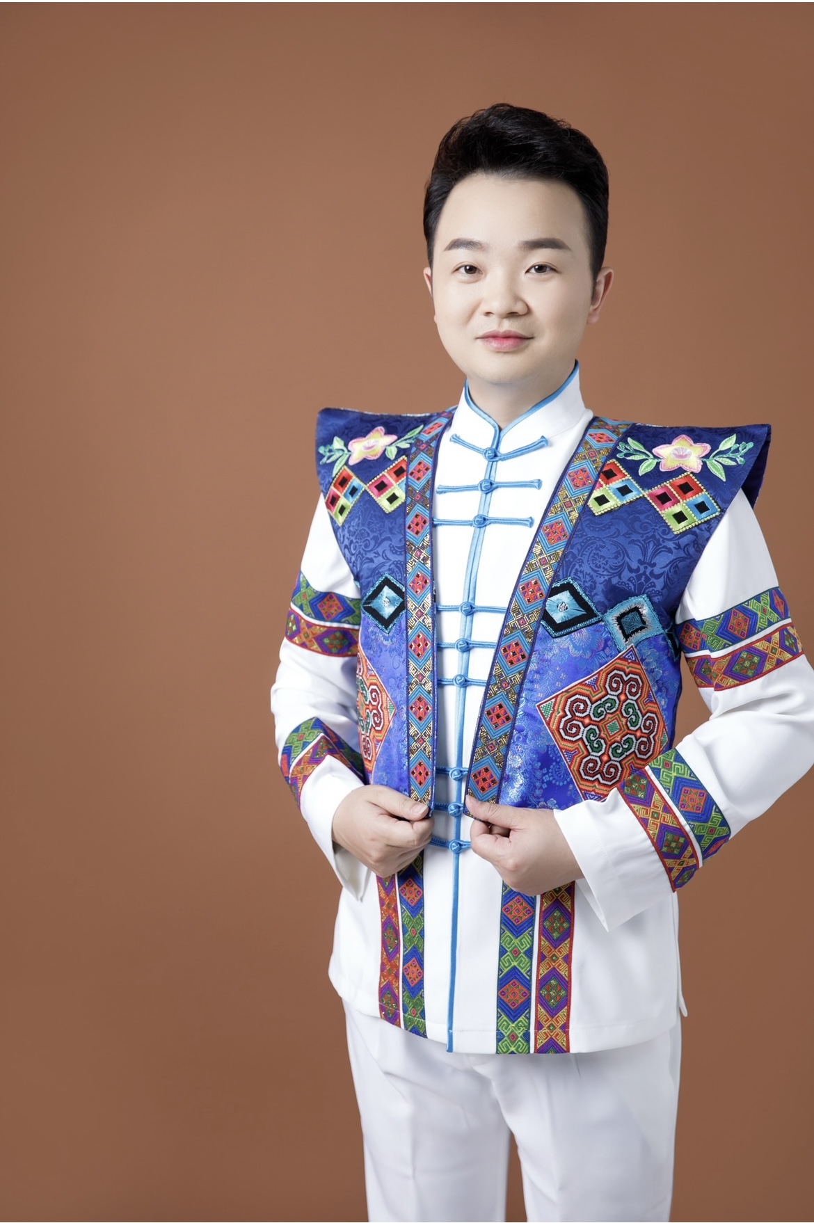 陈朝刚,中国内地青年民族男高音歌唱演员,<