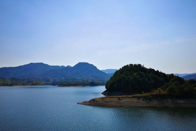  p>蕲春县大鑫湾仙人湖养生度假区,位于湖北省黄冈市蕲春县,是3a级