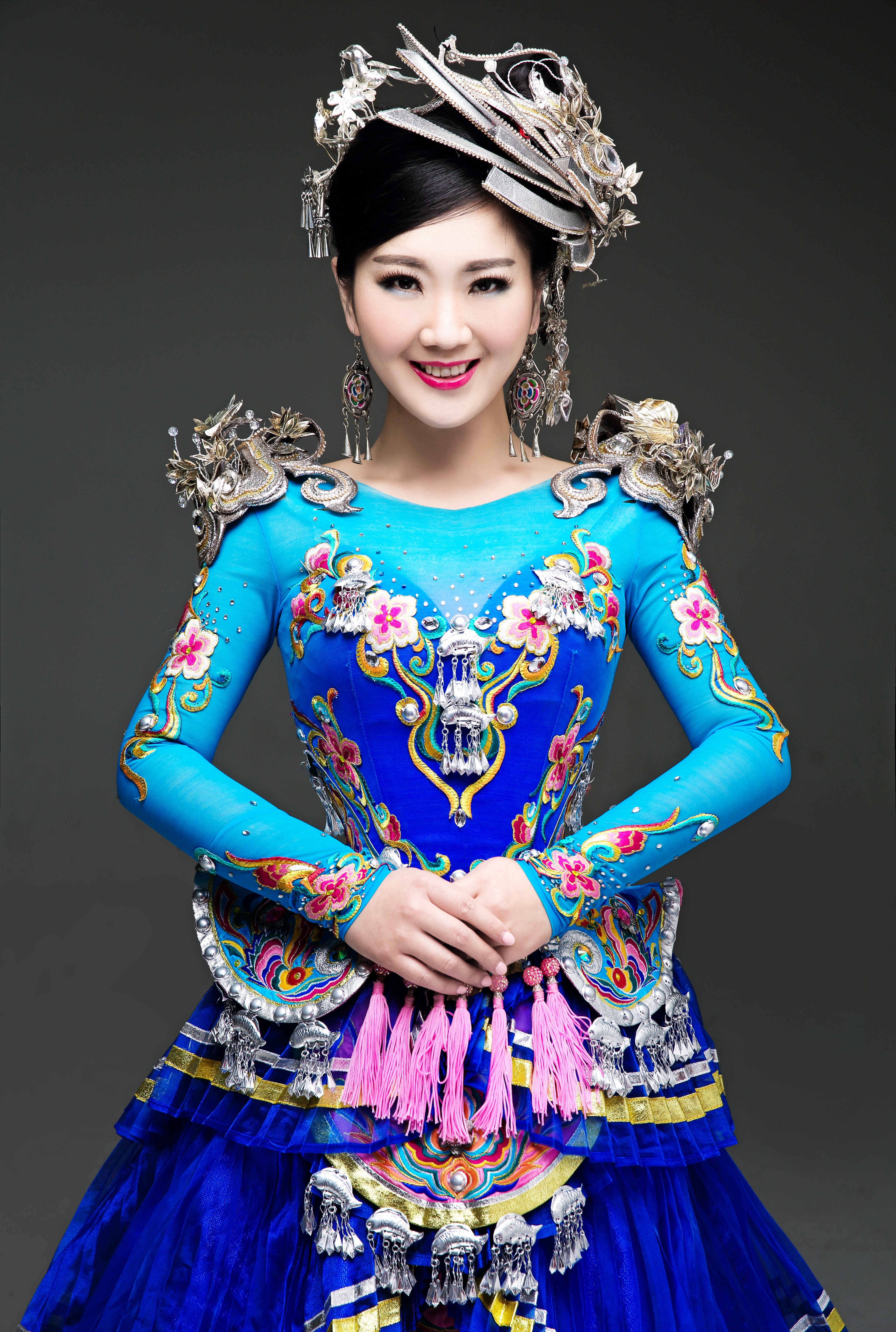 苗族女歌手,第八届中国西部民歌大赛银奖获得者,贵州省黔东南州黄平县