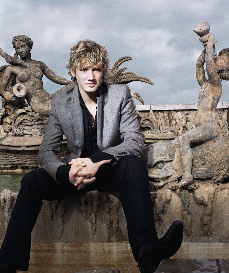 1990年4月10日出生于英国英格兰赫特福德郡斯蒂夫尼奇,演员