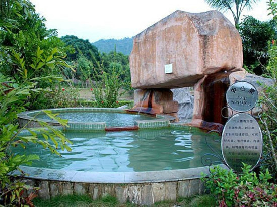  p>莲花山温泉度假村位于汕头市澄海区碧砂村境内最高峰--莲花峰下