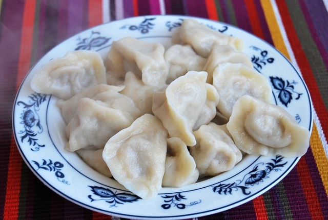 饺子包好后上笼蒸,蒸熟后,馅松嫩,微带卤汁和冬瓜清香,鲜美可口. /p>