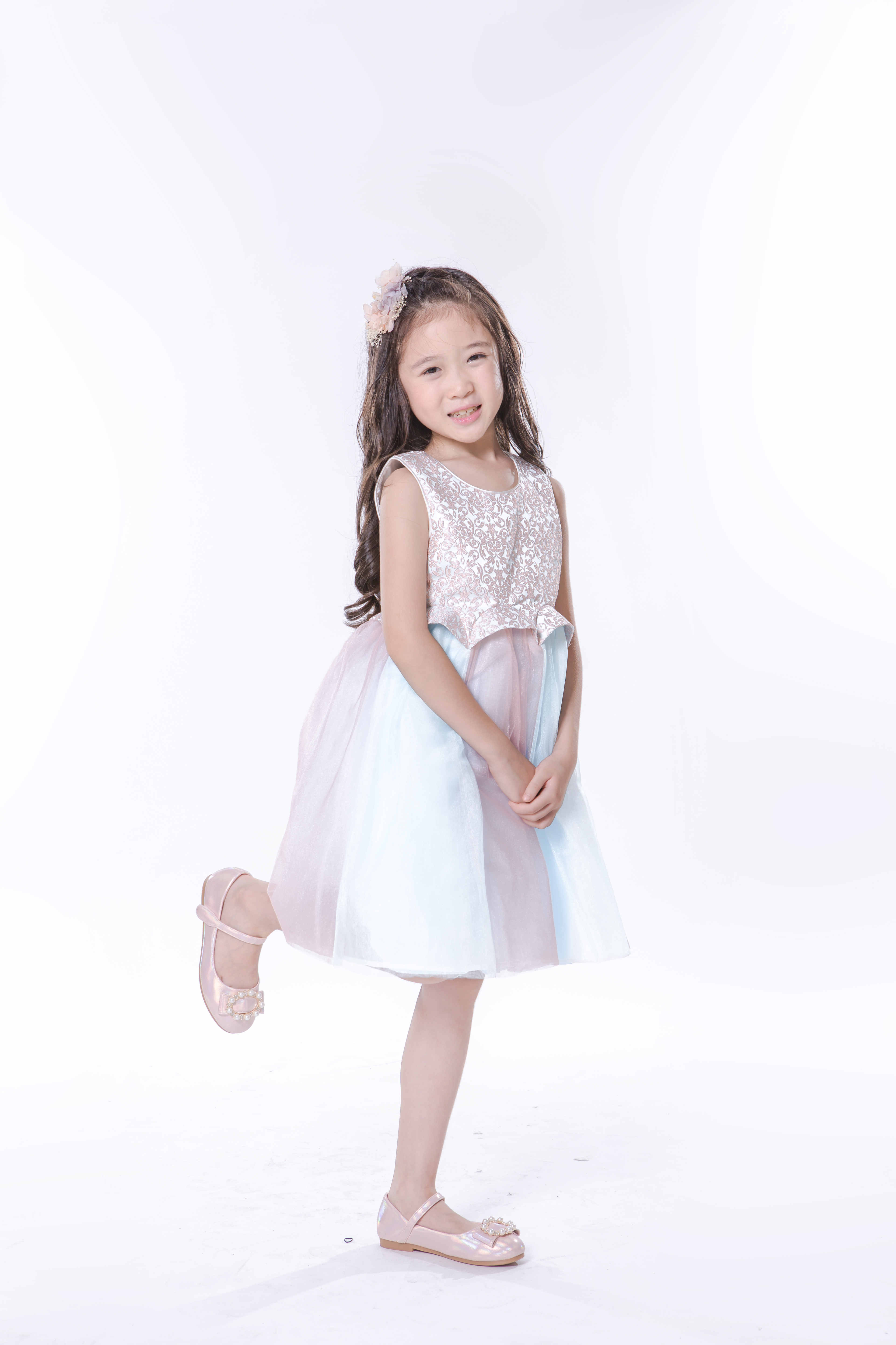  p>邓文怡,2009年11月14日出生于香港,童星,中国香港女歌手.