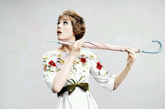  p>朱莉·安德鲁斯(julie andrews),1935年10月1日出生于英国萨里郡