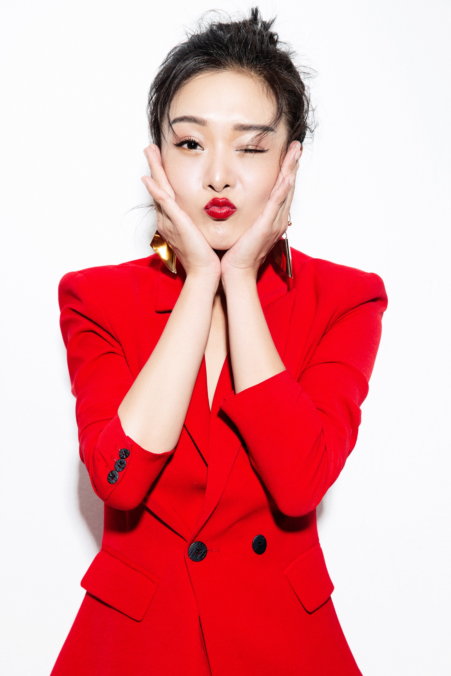 9zfzm">李思思是一名 a target="_blank" href="/item/演员/3106682"