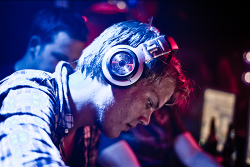  p>艾维奇(avicii,1989年9月8日—2018年4月20日),本名蒂姆·伯格林