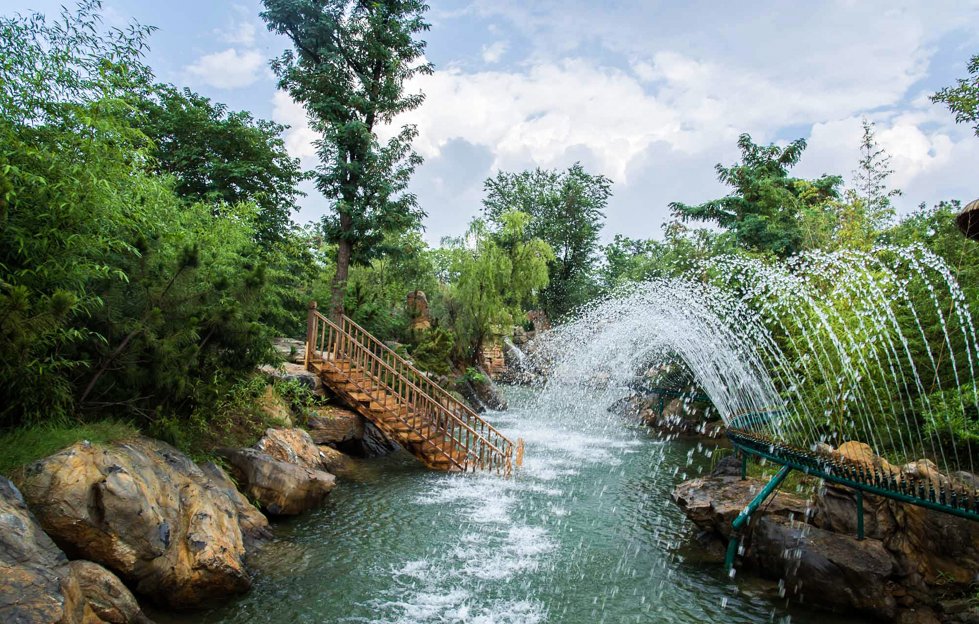  p>万岁山·大宋武侠城是开封市万岁山游览区有限公司斥巨资于2003年