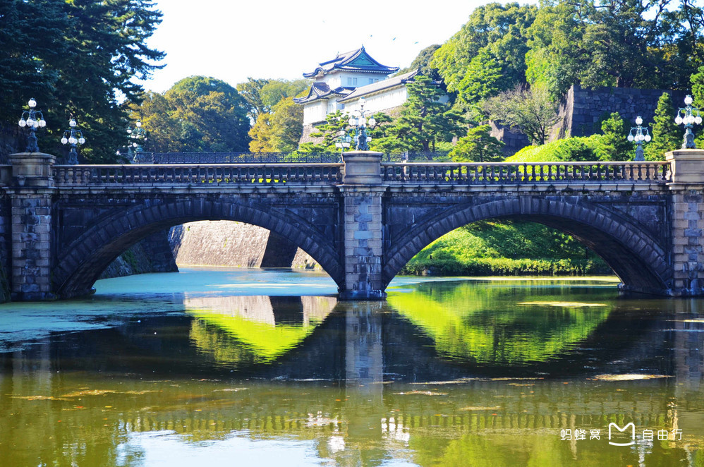  p>二重桥坐落在日本东京皇居,是日本天皇居住的皇宫,是 a target="