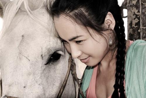  p data-id="gnytoxnjor">本名乌兰其其格,出生于内蒙古锡盟东乌珠穆