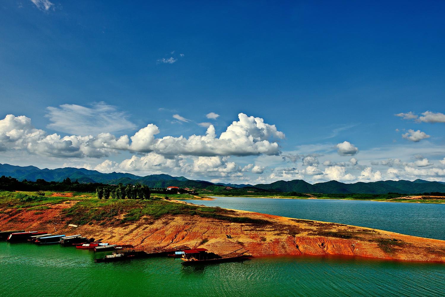 target="_blank" href="/item/百色">百色 /a>市澄碧湖风景婉约秀丽的