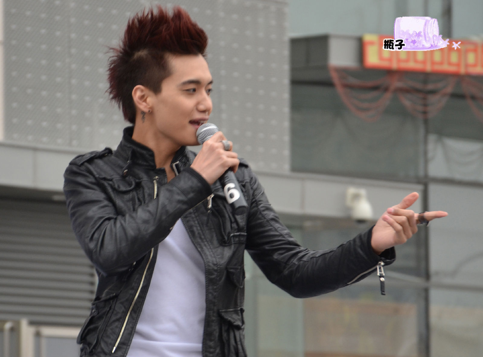 韩国华语流行乐男歌手,主持人,演员,毕业于 a target="_blank" href=