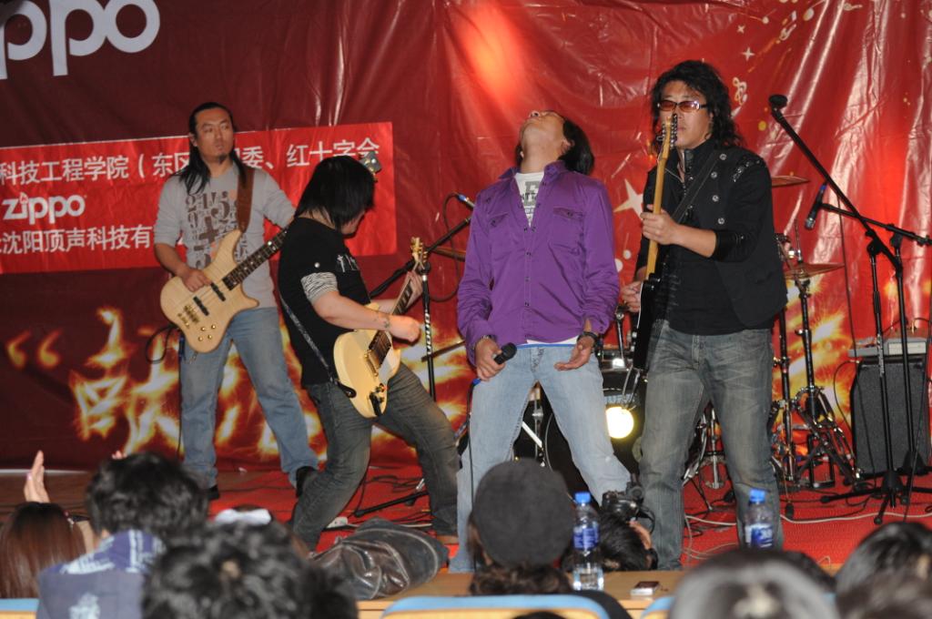  p>天空乐队,2001年8月成立.