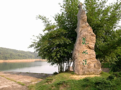 p data-id="gnvhqlv3an">龙凤湖位于石家庄市鹿泉区,龙凤湖以山得势