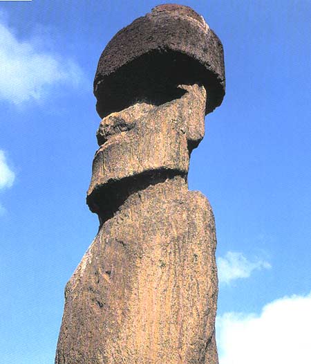  /a>群岛的最东端的复活节岛上,岛上海边整齐的石雕和发掘出土的象形