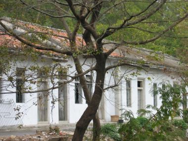  p>饶平县华侨中学是泰国侨胞余子亮,唐大展,陆惠初等于1958年3月捐资