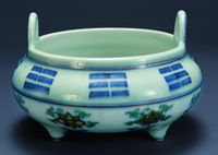 景德镇窑斗彩八卦纹三足炉