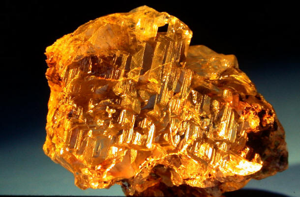  p>硅铍石(phenakite),因酷似水晶而有"似晶石"之称,是一种硅酸铍矿物