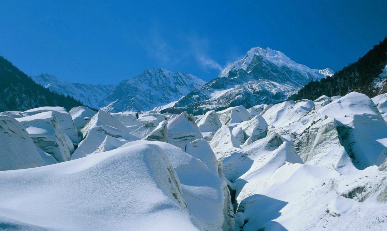  p>海螺沟冰川大瀑布,沿冰川上行三公里,绕过黑松林,即可望见这条大冰