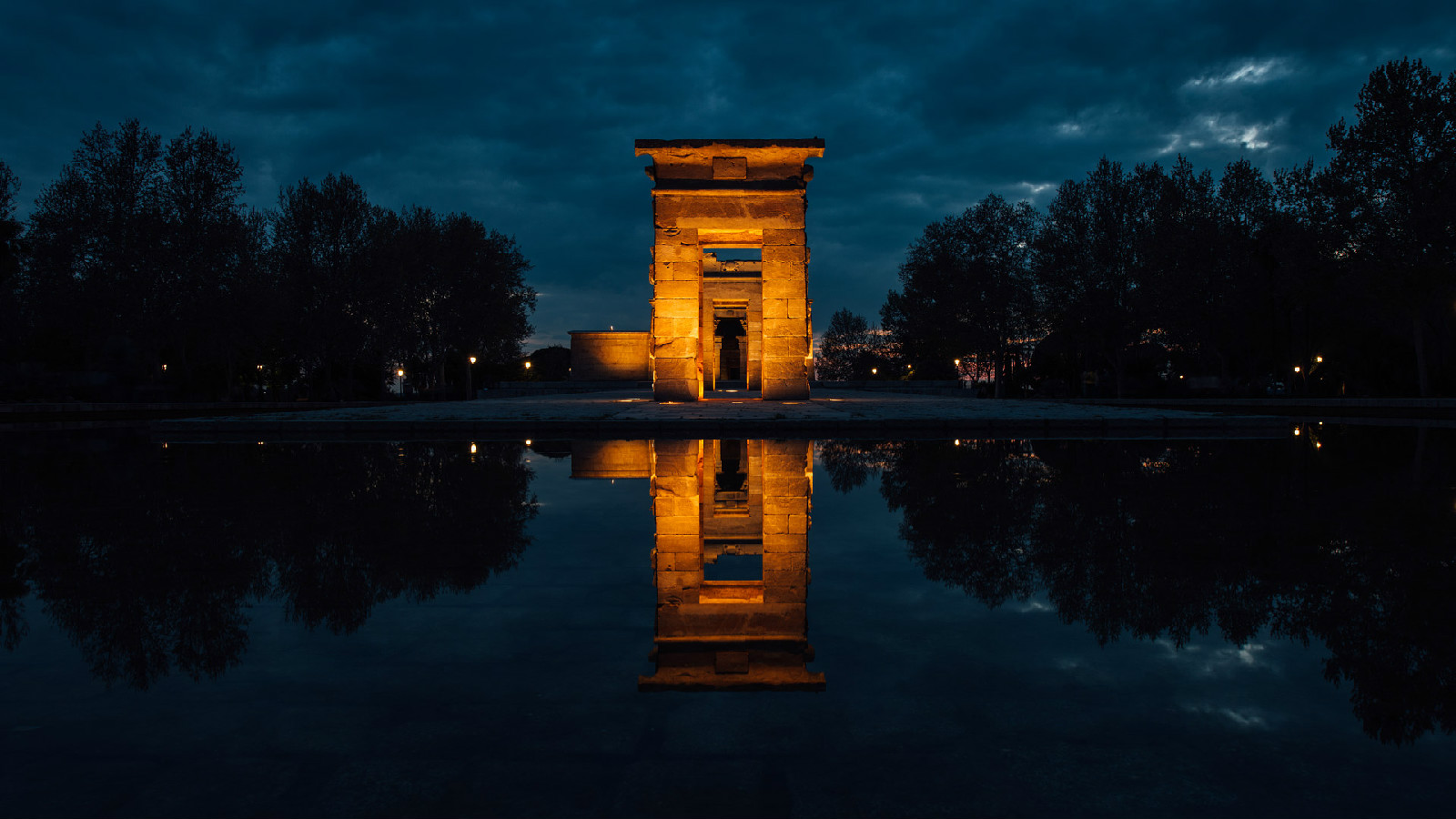 原位于埃及阿斯旺南部15千米的地方,用于供奉女神艾西斯