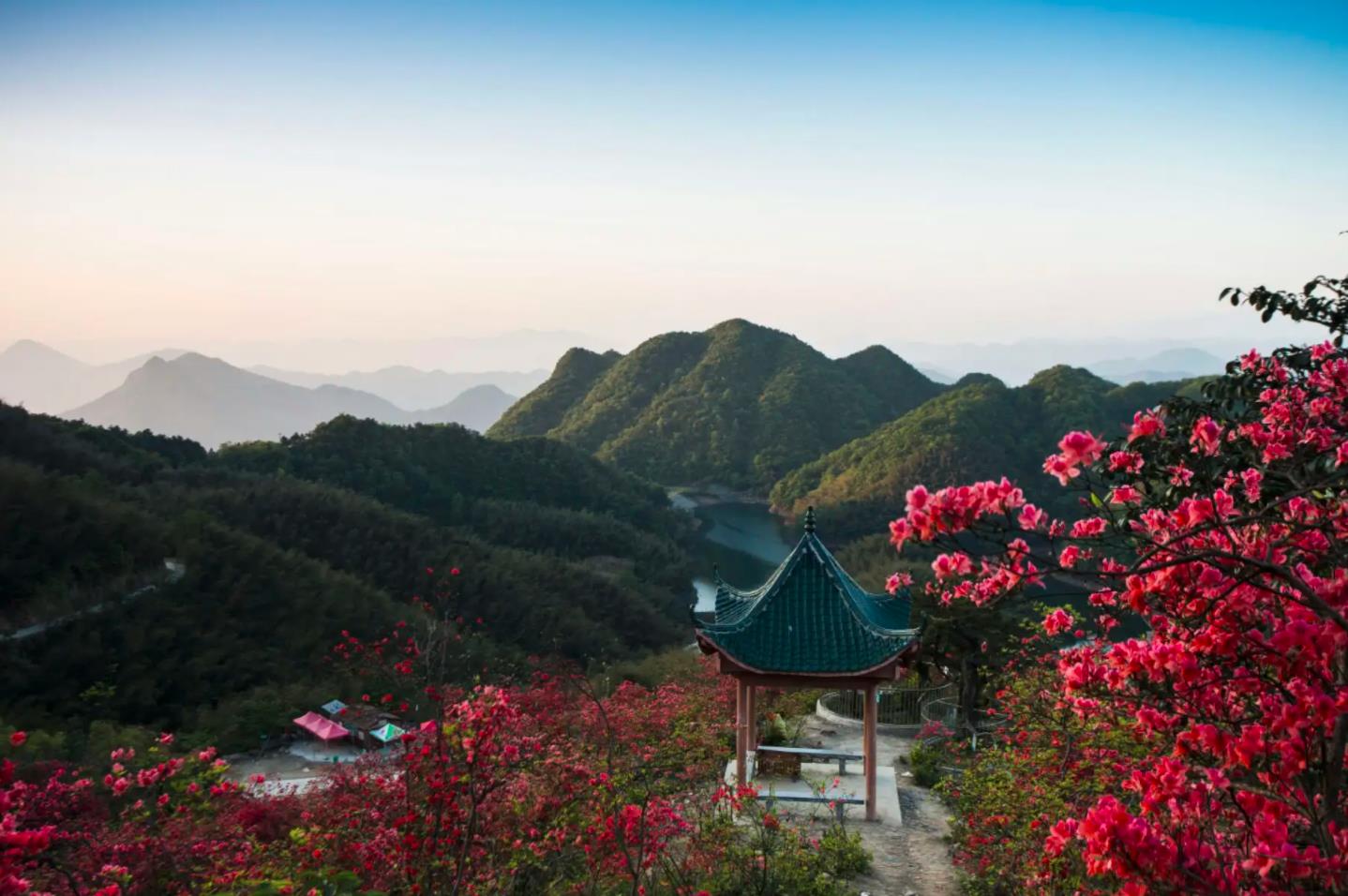  p data-id="gnwyzbwj77">大幕山,位于湖北省咸宁市咸安区大幕乡.