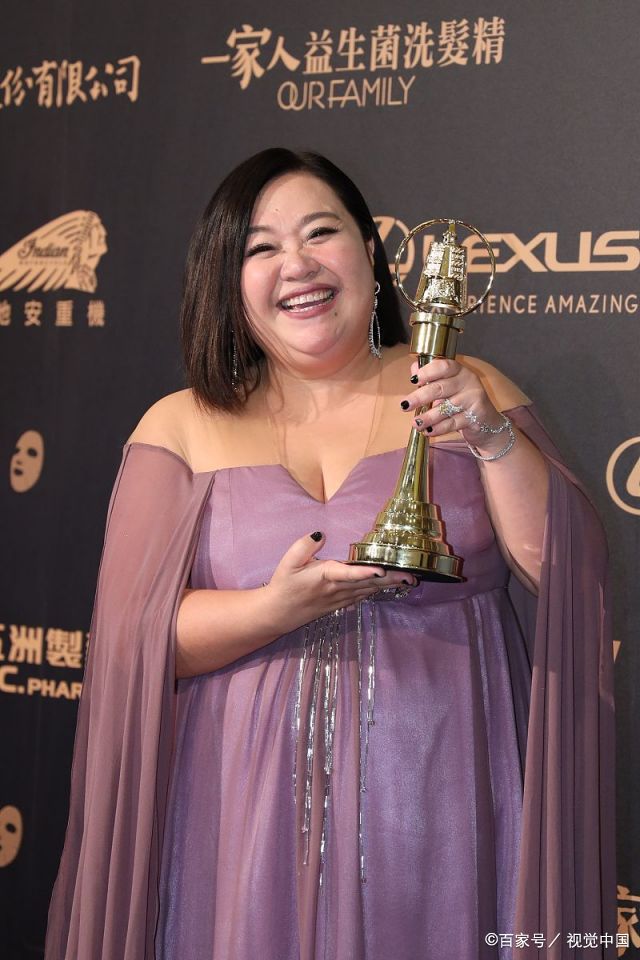 女演员钟欣凌获迷你剧集最佳女主角，穿紫色礼裙兴奋吻奖杯_百科TA说