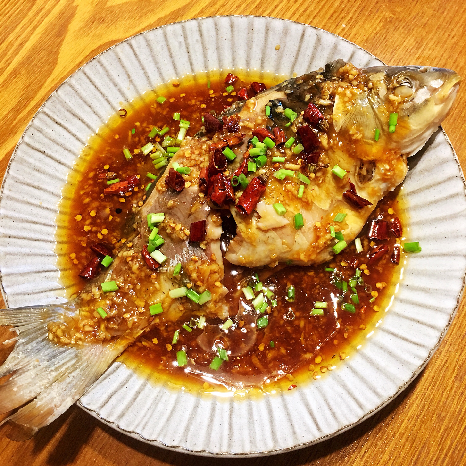  p data-id="gnverp1ssy">蒜爆鱼是一道非常美味的家常菜,其主要食材