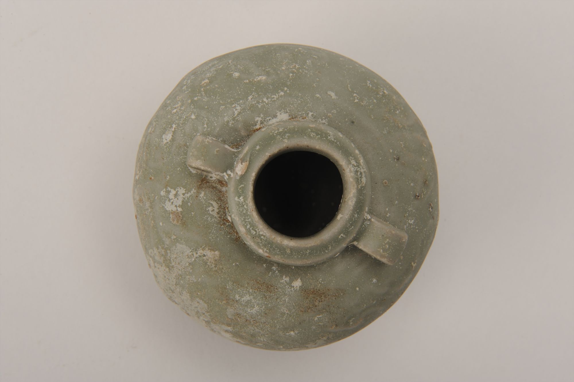 元代青釉印花双耳小口瓷罐