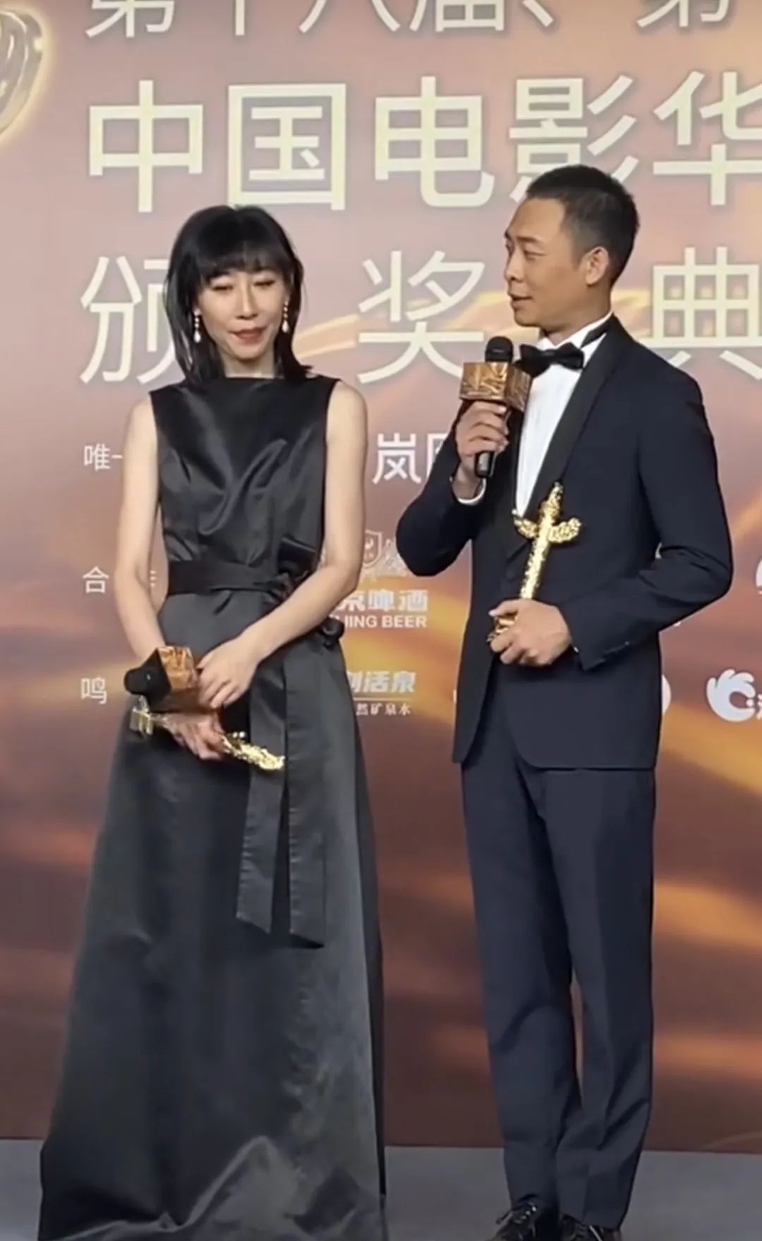 华表奖江疏影丢脸上热搜！易烊千玺王俊凯座位，王一博裤子怎么了_百科TA说