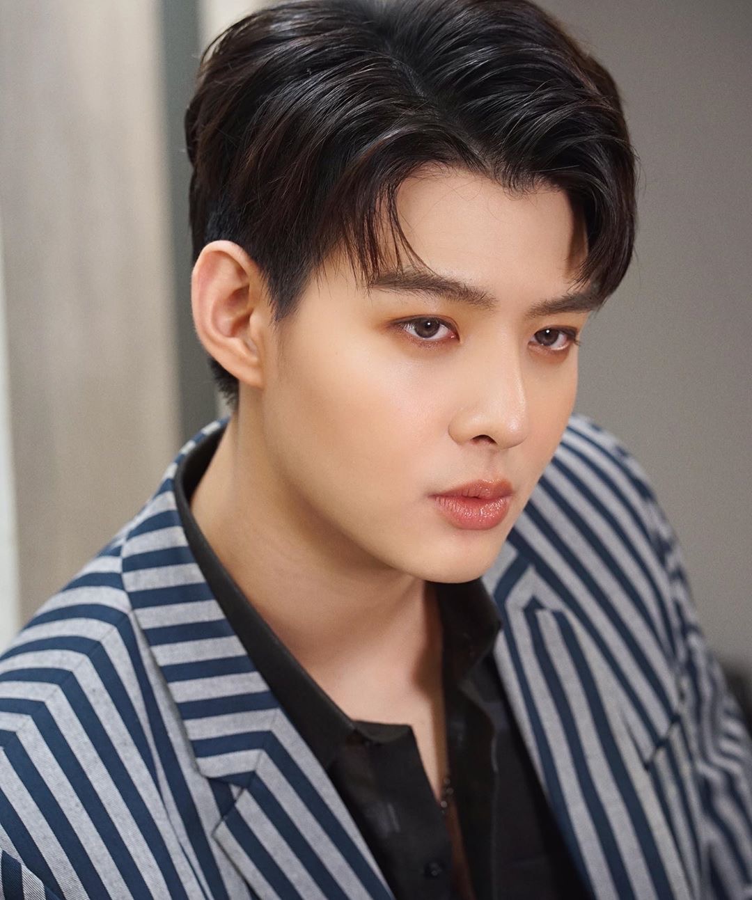 1998年4月17日出生于泰国桐艾府(达叻府),泰国男演员,歌手,毕业于 a