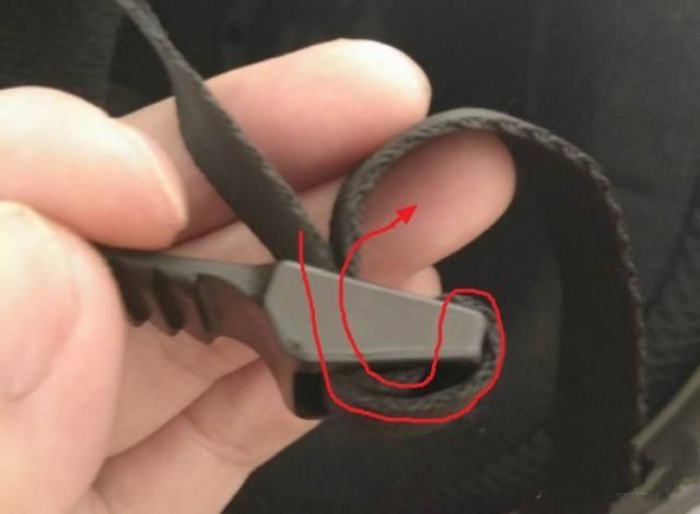 头盔日字扣绳子怎么穿 - 知晓星球