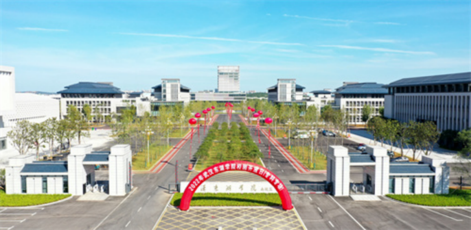 东门（嘉鱼教学改革基地）