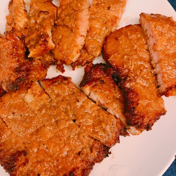  p>麻辣香酥小排是用土豆和猪小排辅以各种佐料煎炒