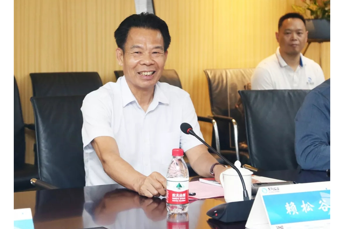  p>赖松谷,男,籍贯广东省五华县,现任东升实业集团董事长,广东省五华