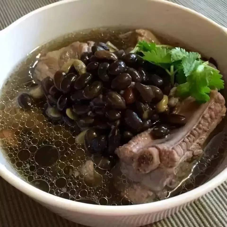  p>排骨黑豆汤是一道由排骨,黑豆等做成的美食. /p>