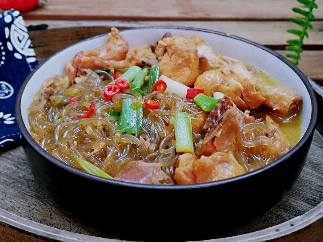  p>小鸡炖粉条是一道菜品,主料为粉条,鸡肉. /p>