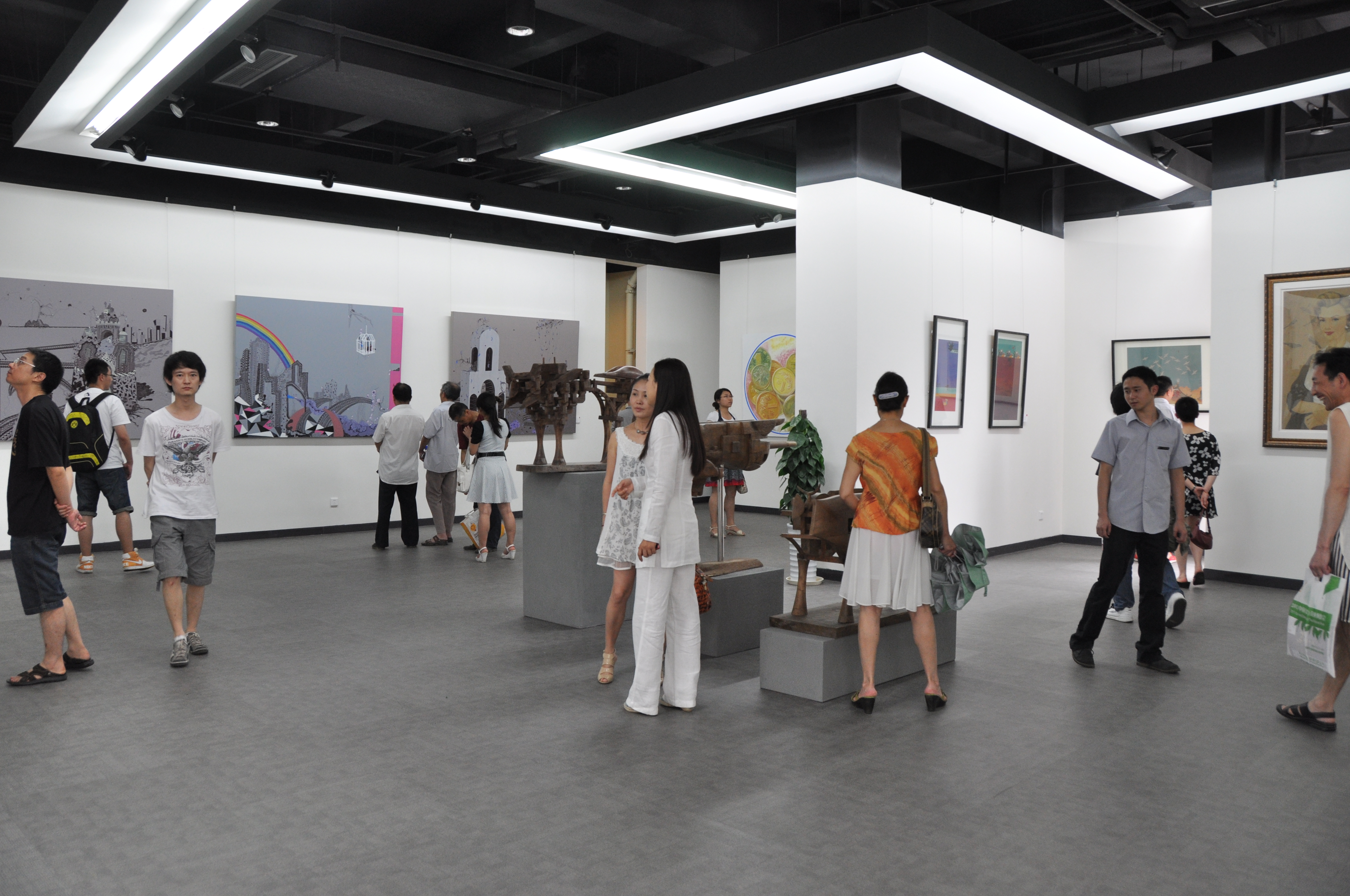 了了阁画廊(了了·艺术传播机构)1999年成立于四川成都,为经营原创