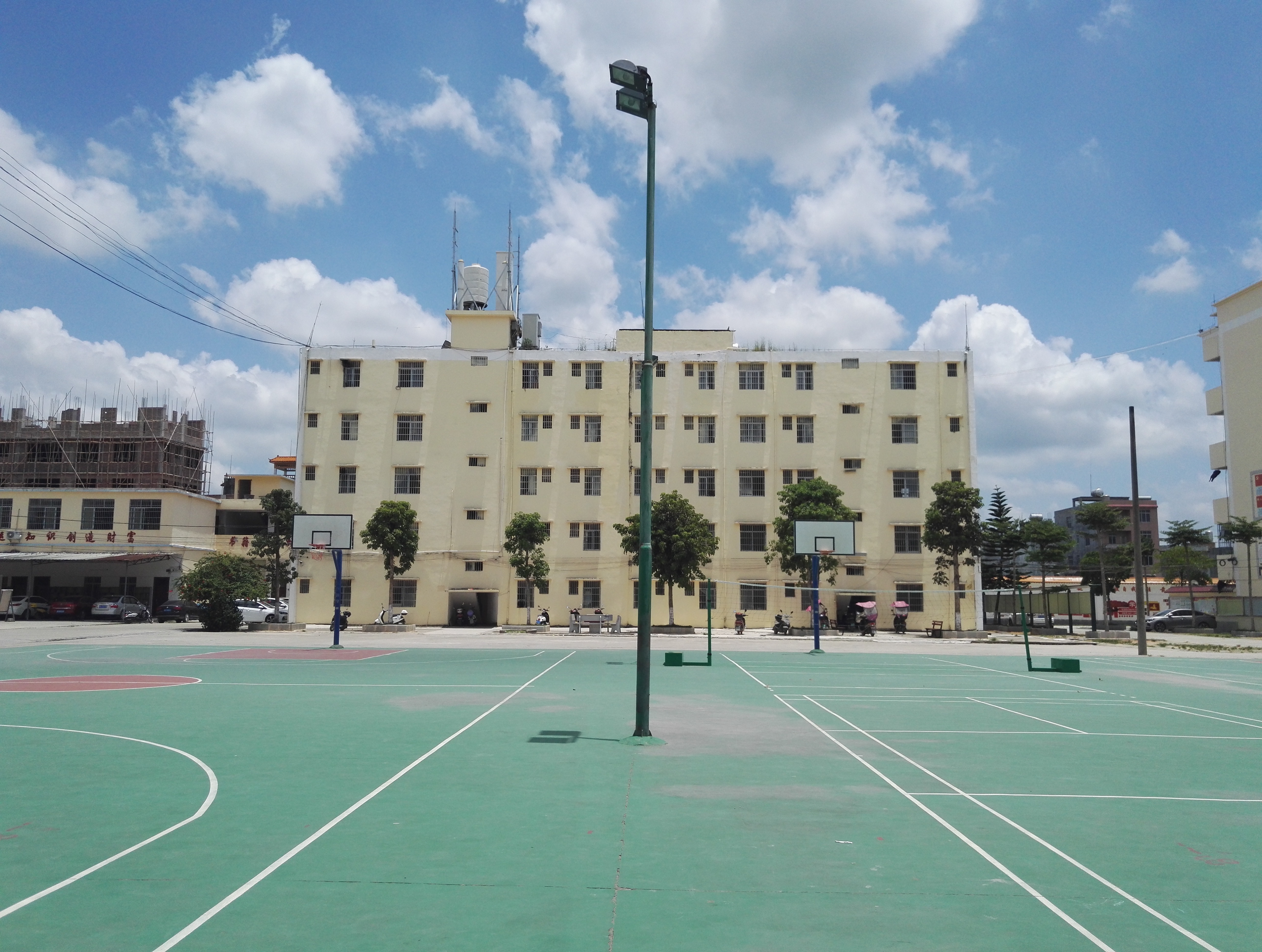  p>博白县凤山镇第二初级中学,简称凤山镇二中,凤山二中,坐落在广西