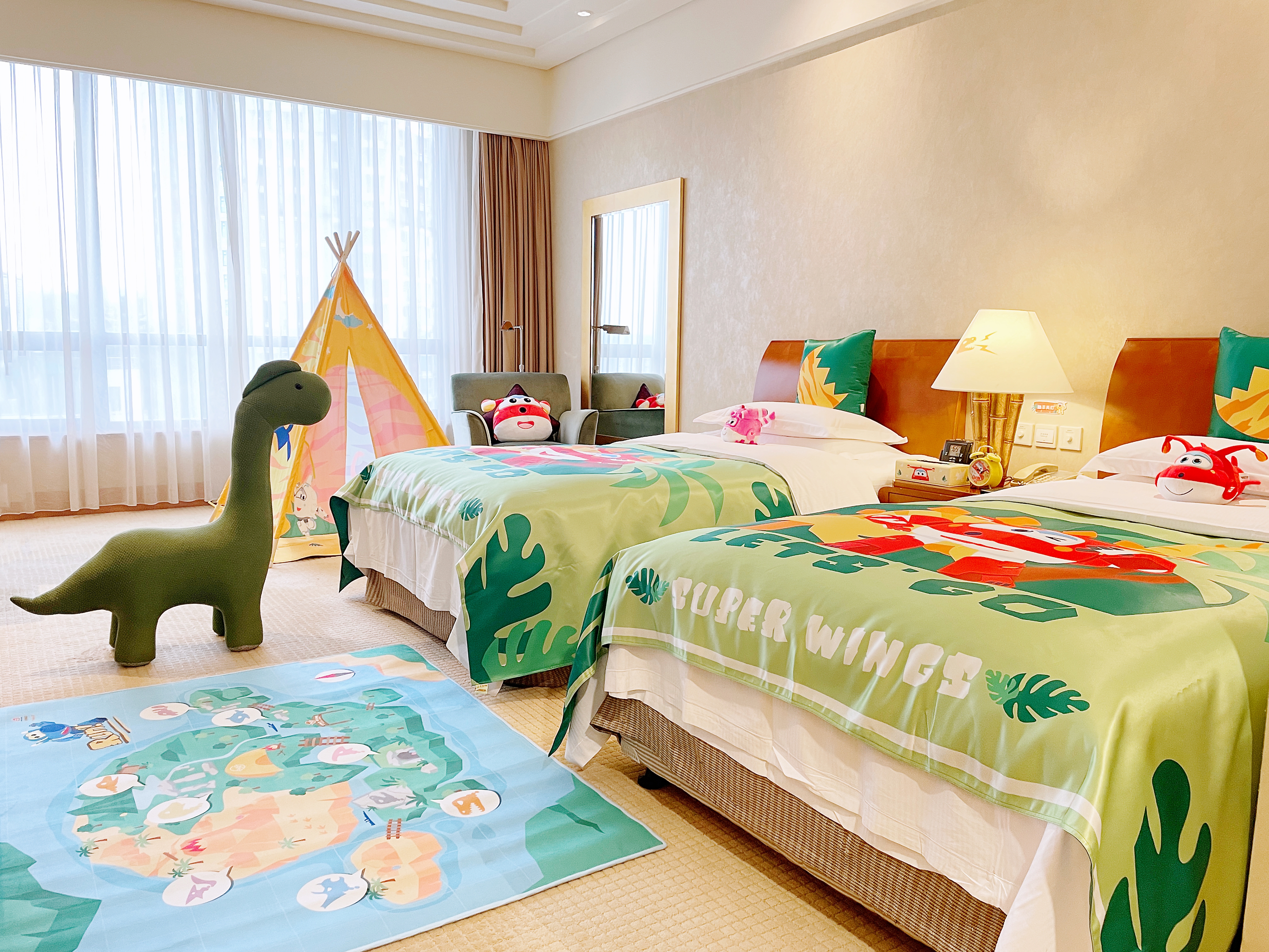 酒店由原酷芽亲子房品牌升级而来,是要出发周边游推出的亲子度假服务
